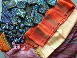 ラオスの絹織物や刺繍製品