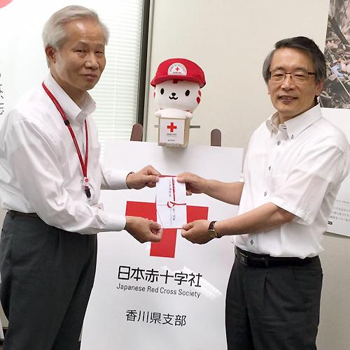 日本赤十字社香川県支部へ寄付金を渡す様子の写真