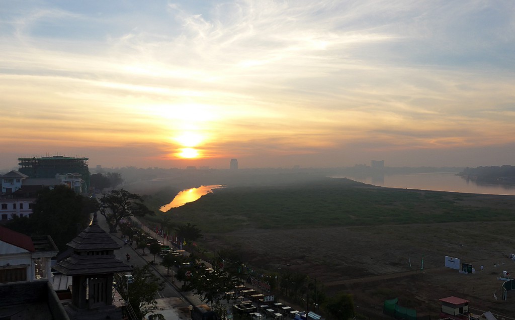 メコン川に昇る朝日 in LAOS